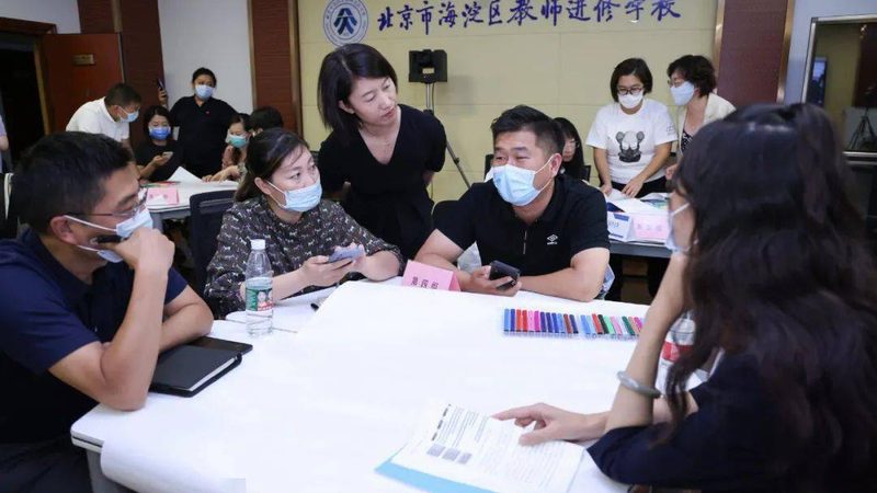 叉车操作后，应及时进行清洁和保养，以延长叉车的使用寿命。具体包括：